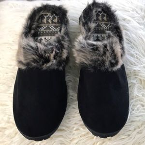 Womens House slippers, size 9, black with lined fur.